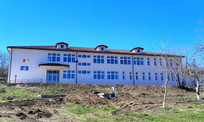 Școală nouă, modernă, construită din temelii, cu ajutorul fondurilor europene, într-o comună din Bacău