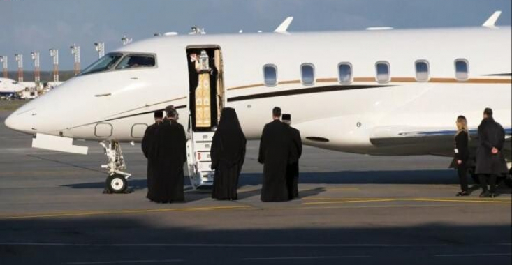  Lumina Sfântă a ajuns în România! Avionul care a decolat din Israel a aterizat la București, o tradiție inaugurată de Patriarhul Daniel în 2009